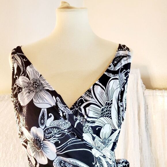 Black/White Floral One Piece Swimsuit Size 3X - Picture 6 of 10